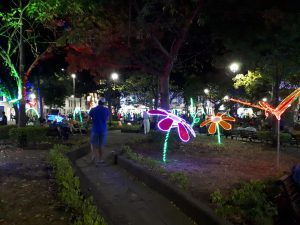 Festlich geschmückter Park in San Gil