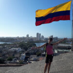 Kolumbianische Flagge und Aussicht auf Cartagena
