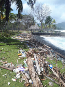 Müll am Strand mit verlassener Hütte
