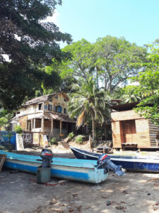 Verlassenes Hotel mit Boot in Capurgana