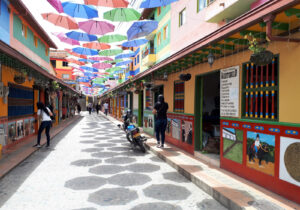 Bunte Straße mit Sonnenschirmen in Guatape