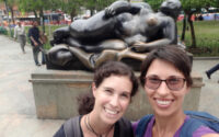 Nadine und Carina vor Botero-Statue
