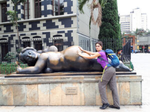 Carina bei der Botero-Statue mit Popo