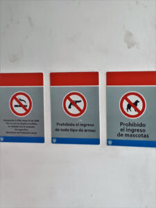 Verbotsschild von Rauchen, Waffen und Hunden