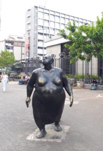 Frauenstatue in San José