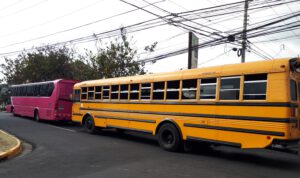 Bus und Schulbus in San José