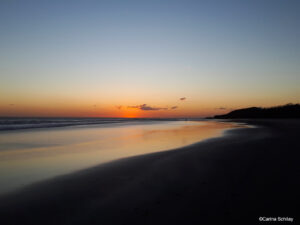 Sonnenuntergang am leeren Strand