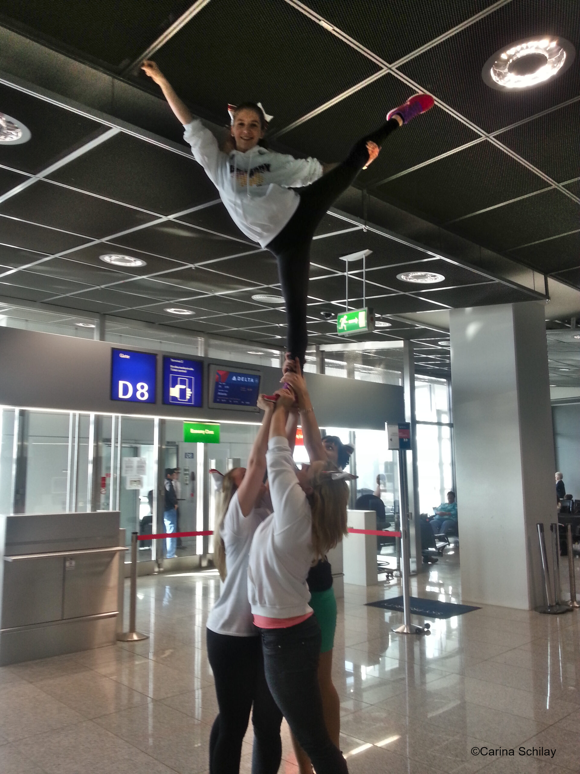 Cheerleader Stuntgroup am Frankfurter Flughafen