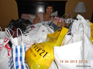 Viele Einkaufstaschen auf Bett