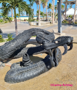 Schlangenstatue aus Reifen