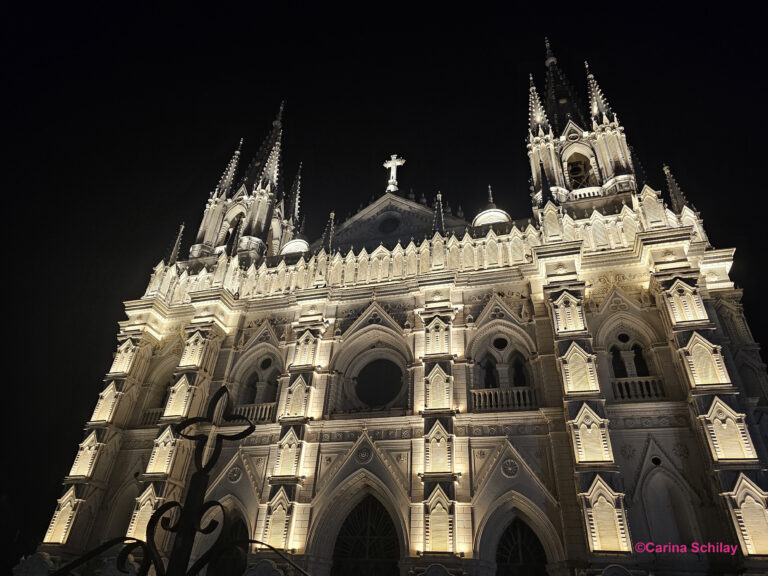 Die beeindruckende Kathedrale von Santa Ana erstrahlt in der Nacht, ihre kunstvollen Details und Türme sind durch die Beleuchtung hervorgehoben.