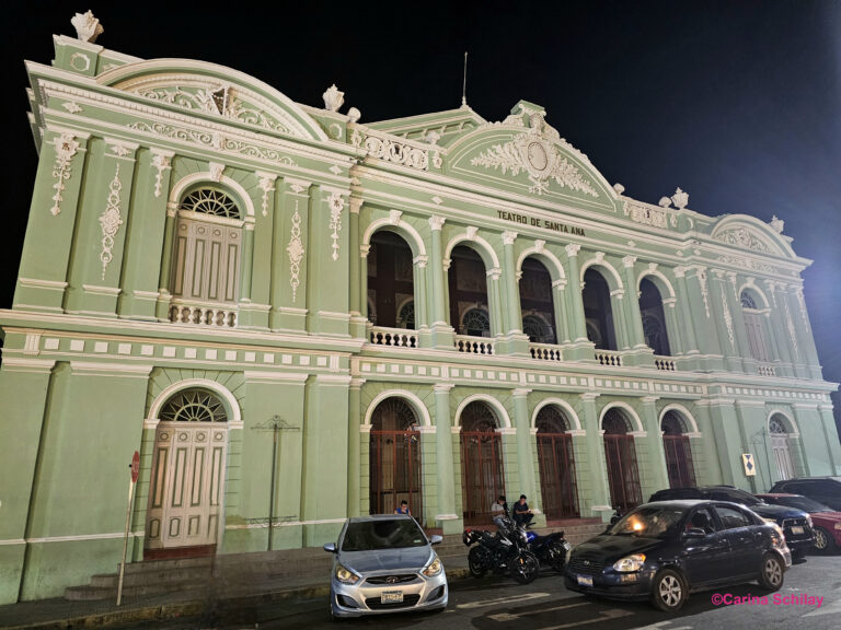 Das beleuchtete Theater von Santa Ana in El Salvador bei Nacht.