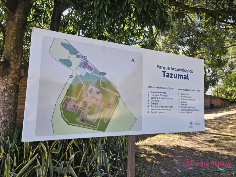 Informationskarte mit den markierten archäologischen Strukturen im Parque Arqueológico Tazumal.