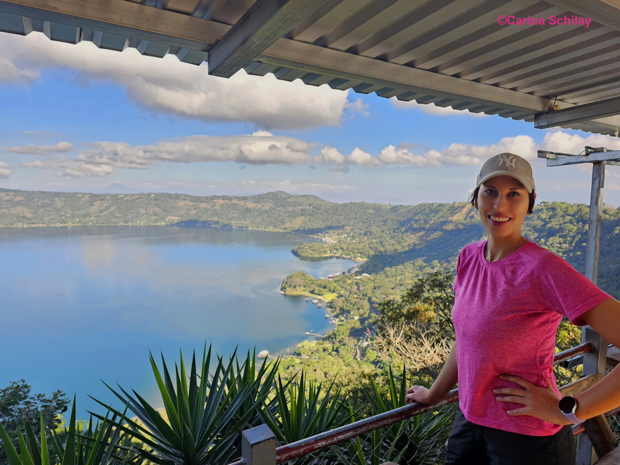 Abenteuerlustige Person vor der malerischen Kulisse des Lago de Coatepeque, umgeben von der üppigen Natur El Salvadors.