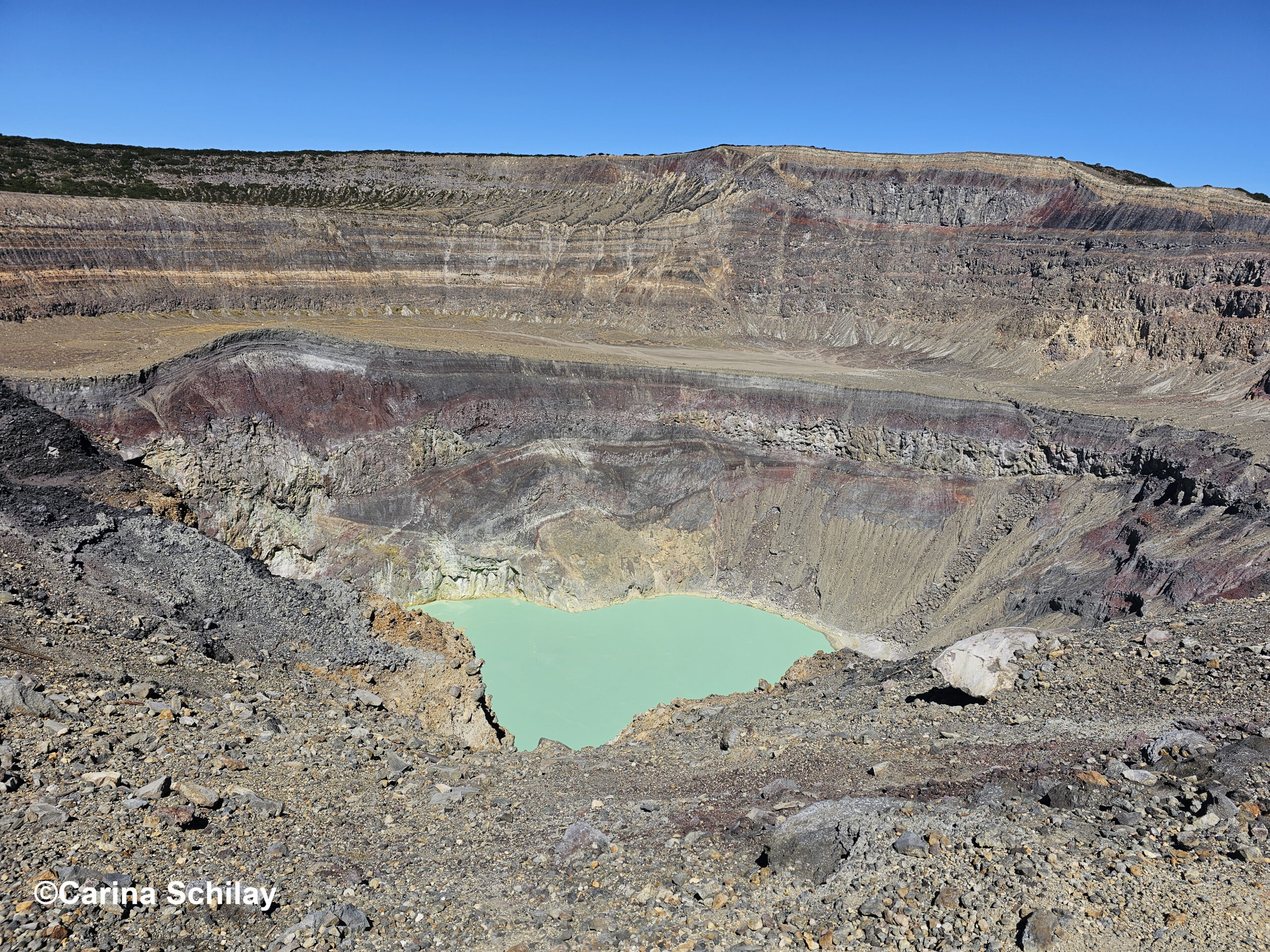 Der türkisfarbene Kratersee des Santa Ana Vulkans, umgeben von rauer Vulkanlandschaft.