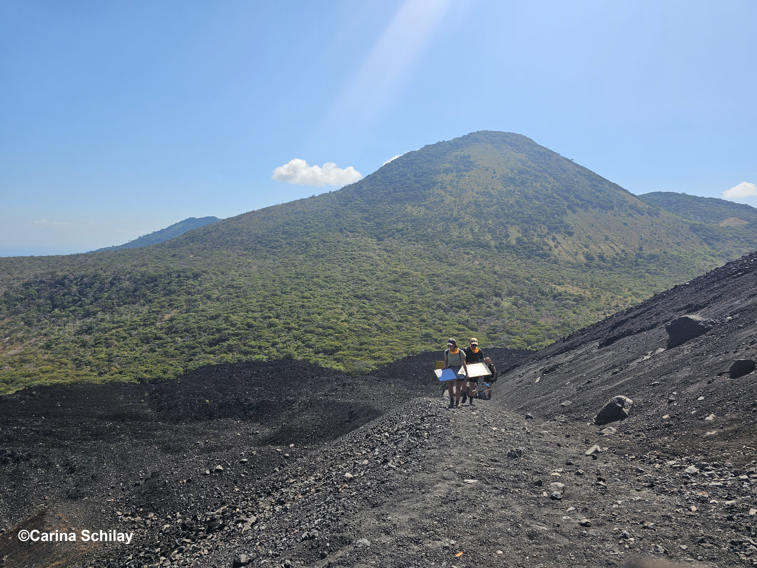 Abenteuerlustige Seelen bereiten sich vor, den Cerro Negro hinabzusurfen – Boards im Anschlag, der Ruf der Wildnis im Ohr