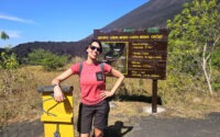 Abenteuerlustige Person lehnt am Einstiegspunkt des Cerro Negro, bereit zum Sandboarding.