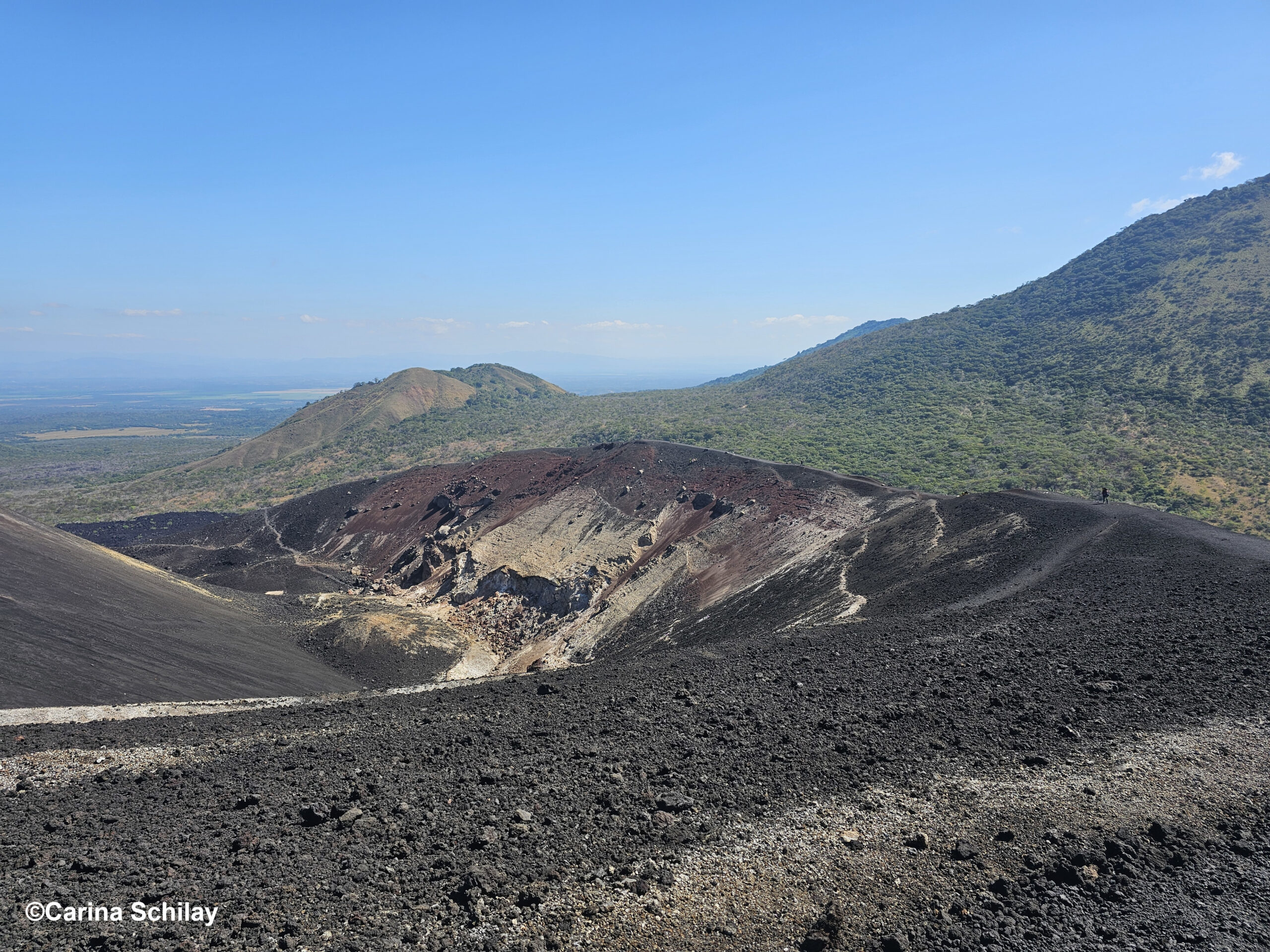 Blick auf den beeindruckenden Cerro Negro in Nicaragua mit seinem charakteristischen schwarzen Vulkangestein und dem weiten Panorama im Hintergrund