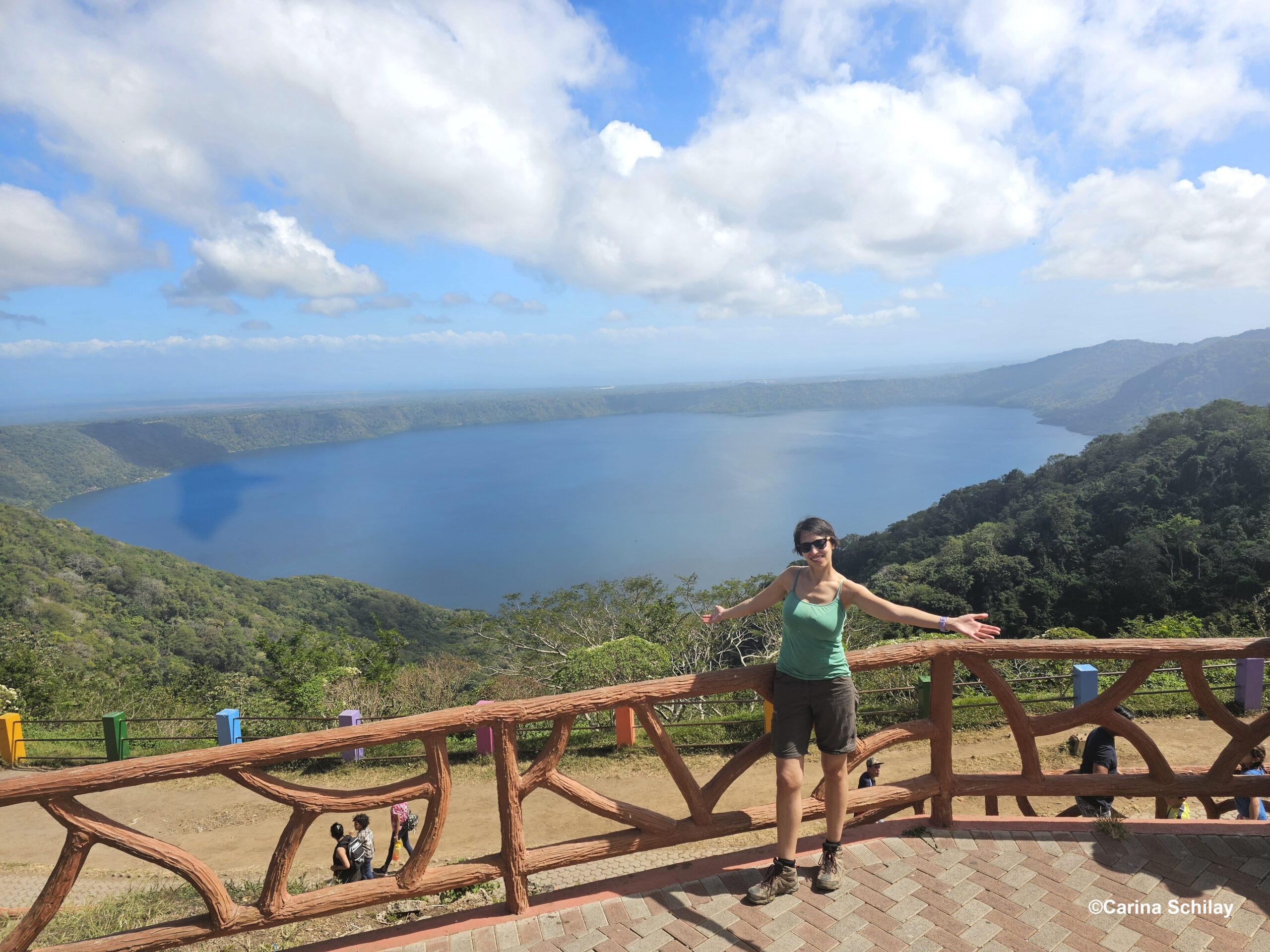 Blick vom Mirador de Catarina auf die ruhige Apoyo Lagune in Nicaragua, umgeben von üppigem Grün und einem strahlend blauen Himmel.