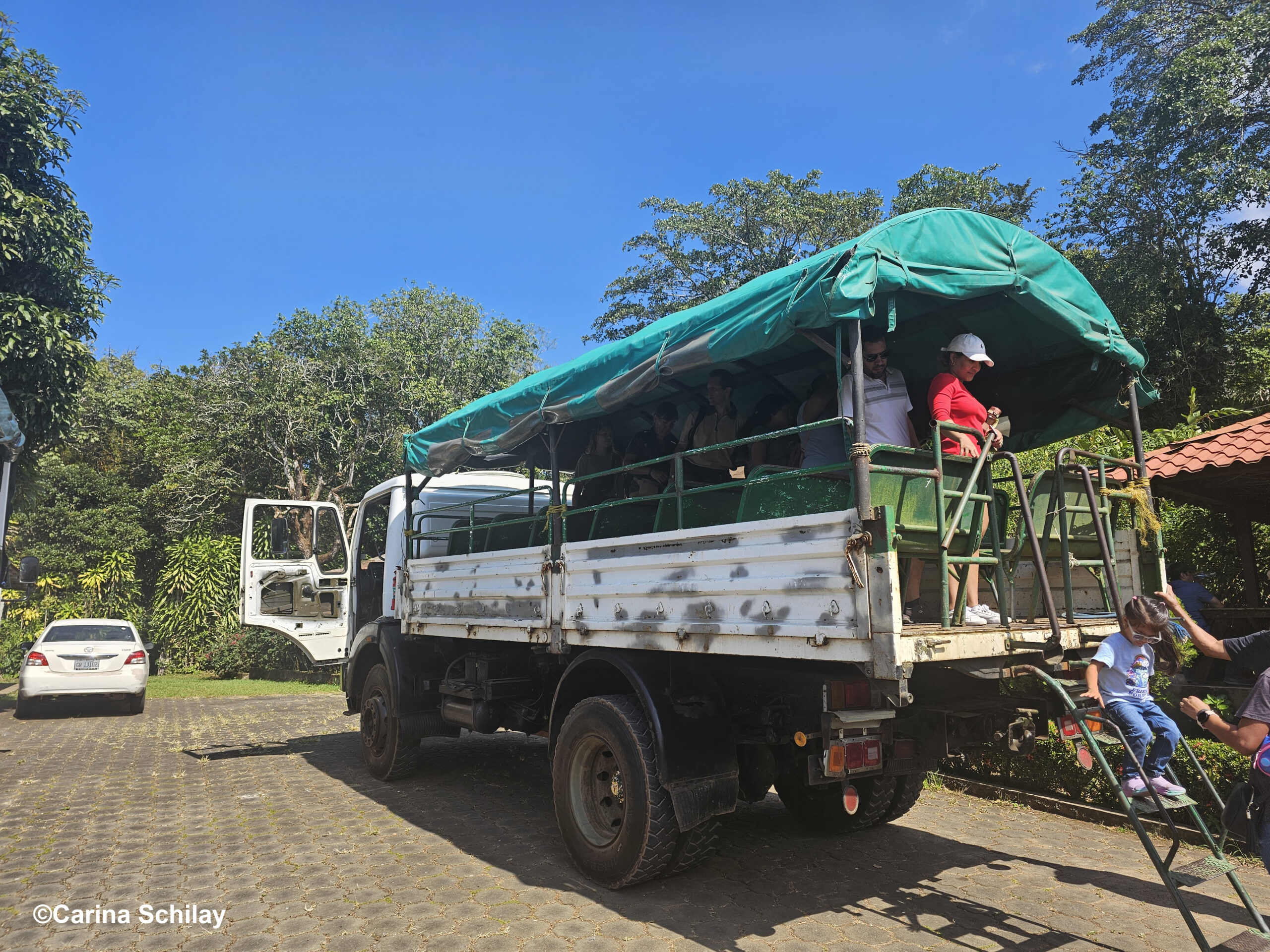 Ein weißer LKW mit grüner Plane und Abenteuerlustigen bereit für die Auffahrt zum Mombacho in Nicaragua.