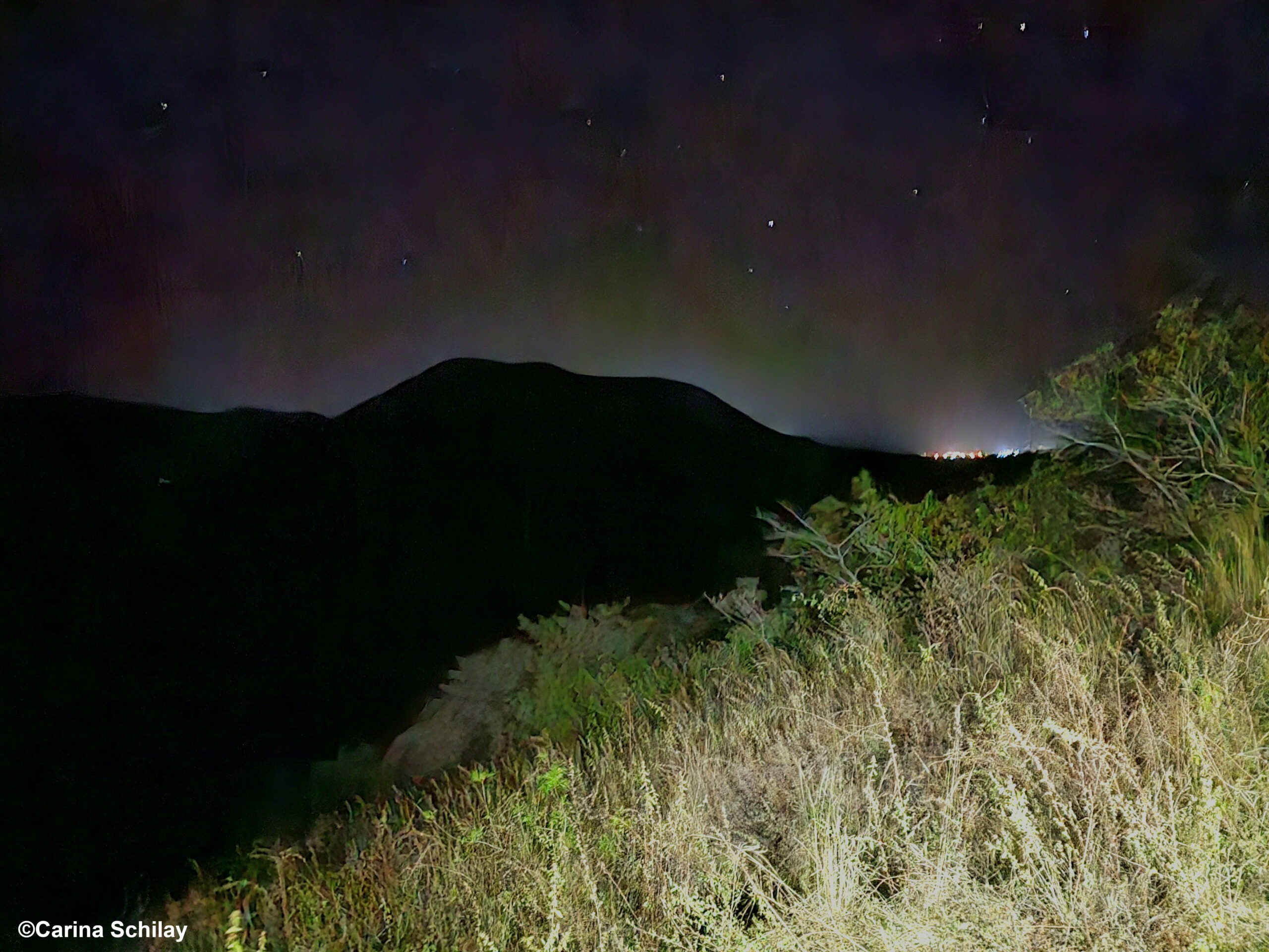 Nächtliche Sicht auf einen anderen Vulkan vom El Hoyo in Nicaragua aus.