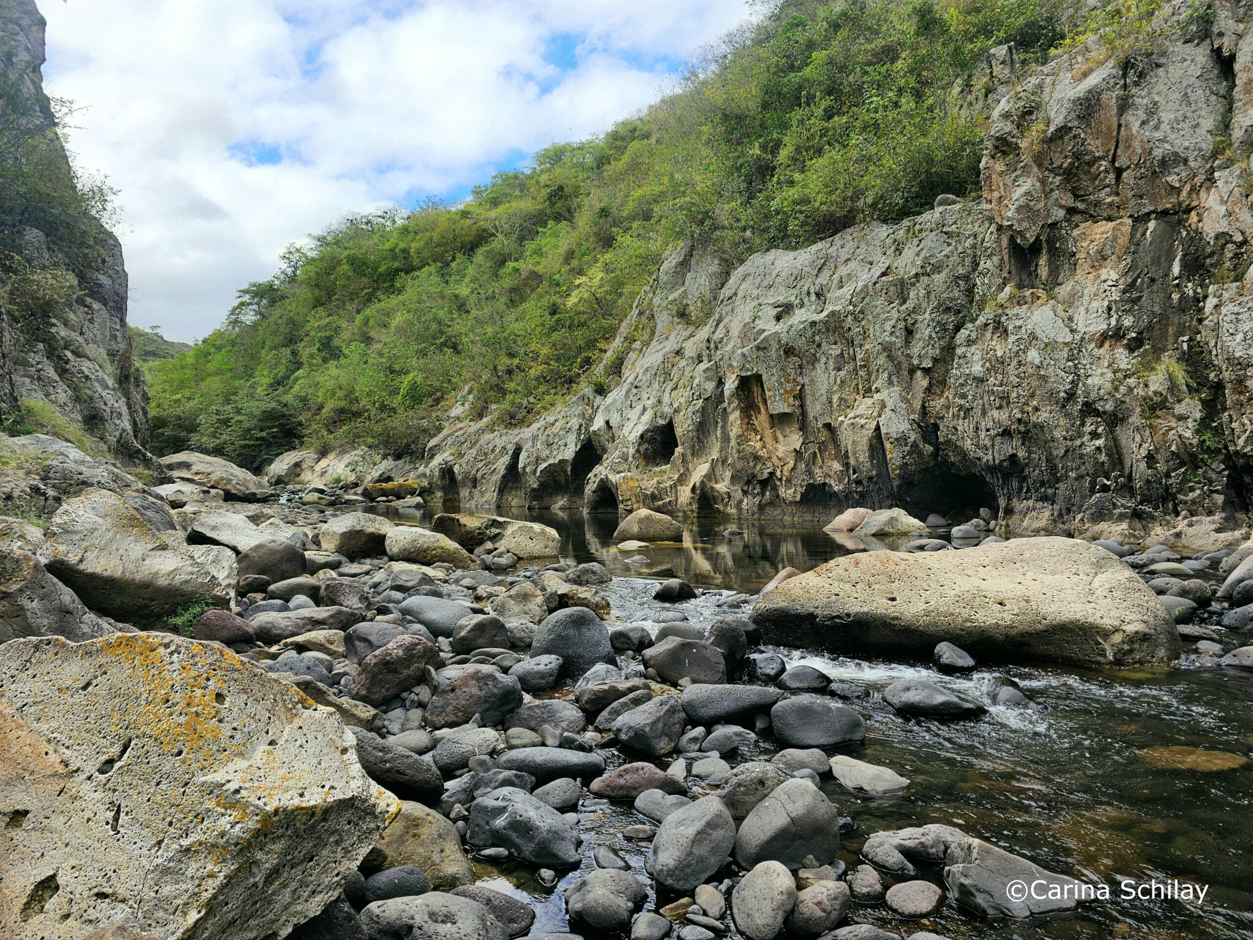 Flussabschnitt des Rio Coco mit einzigartigen Felsen, deren Formen an Totenschädel erinnern, eingebettet in die grüne Umgebung der Somoto-Schlucht