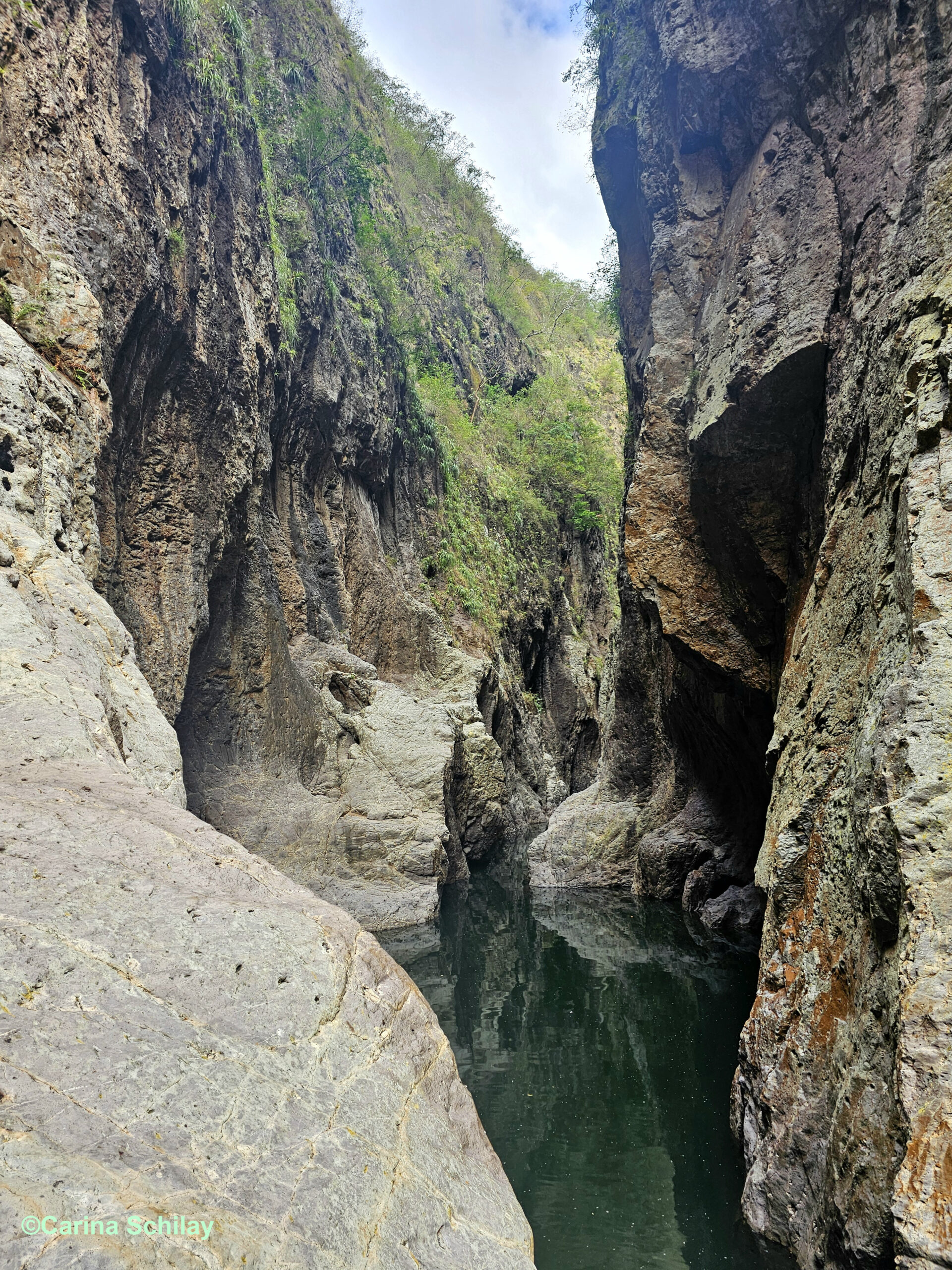 Ein ruhiger Abschnitt des Rio Coco in der Somoto-Schlucht, flankiert von beeindruckenden Felswänden und klaren Wassern.
