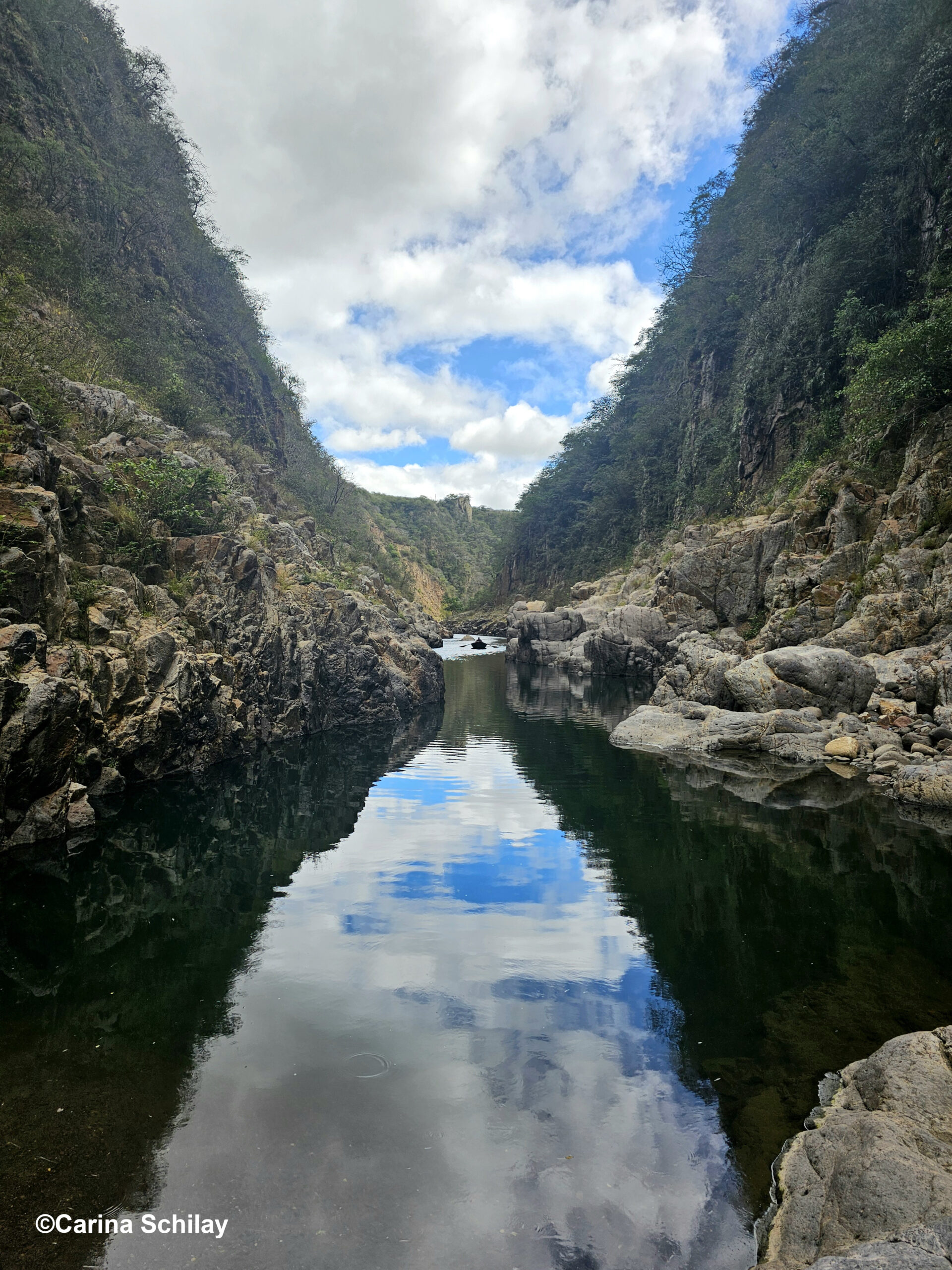 Kleines Ruderboot auf dem Rio Coco, bereit, die Gruppe für den letzten Abschnitt der Tour überzusetzen.