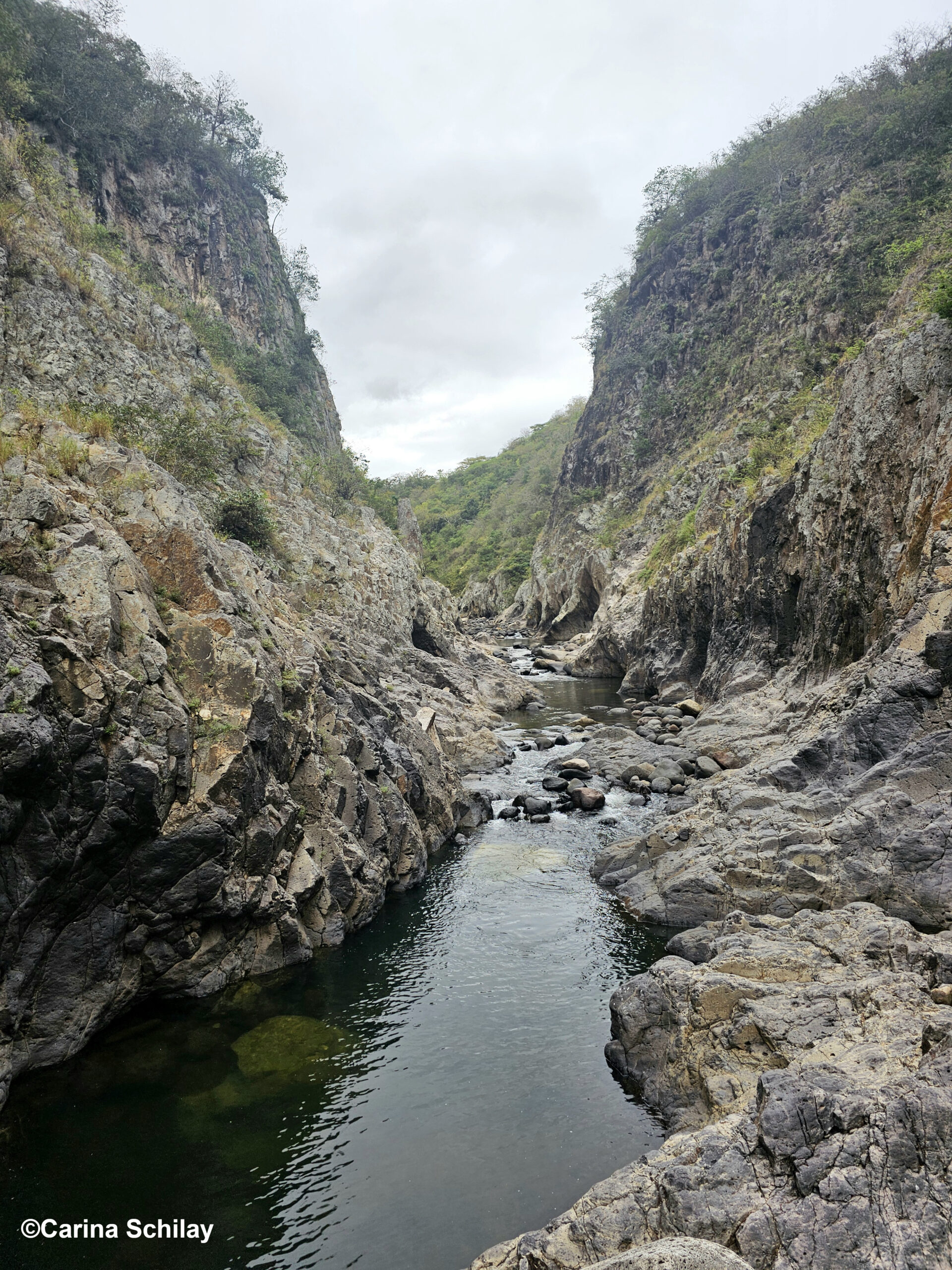 Blick auf den Rio Coco in der Somoto-Schlucht, umrahmt von steilen, dramatischen Felswänden.
